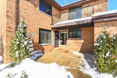 8163 S Forest Hills Cir, Franklin, WI 53132