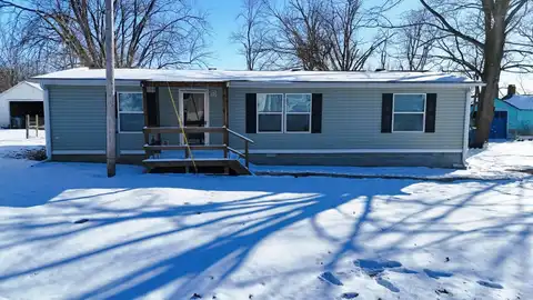 405 E Section Line Rd, Wayne City, IL 62895