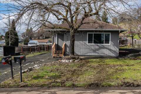 560 NE FULTON ST, Roseburg, OR 97470