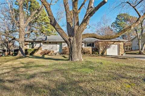 4 Ranch DR, Fayetteville, AR 72703