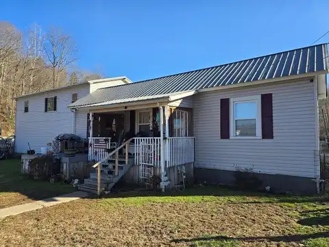 13 Bottom Road, MT. HOPE, WV 25880