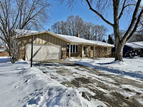 517 Sweetbriar Ln, Watertown, WI 53098