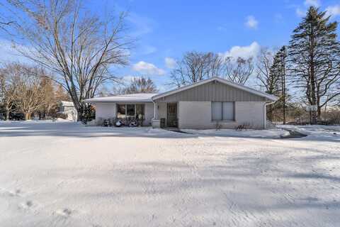 2920 W Chestnut Rd, Mequon, WI 53092