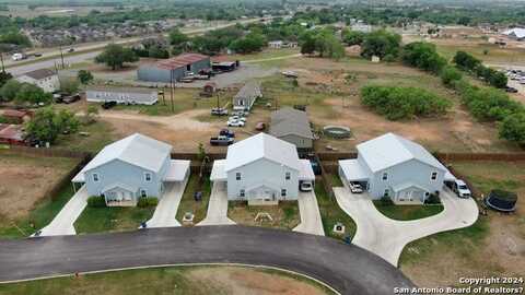 201 LANTANA ST, Floresville, TX 78114