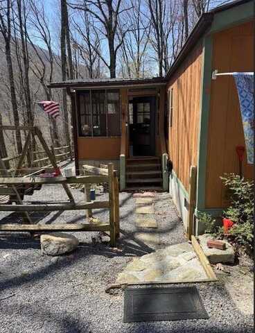 228 Mountain Laurel Rd, Maggie Valley, NC 28751