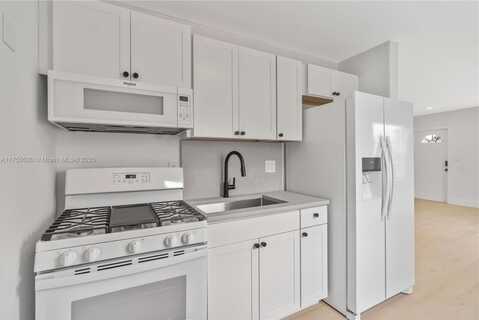 815 NE 5th St, Hallandale Beach, FL 33009