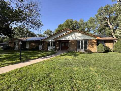 2 Beechwood Ln, Hutchinson, KS 67502