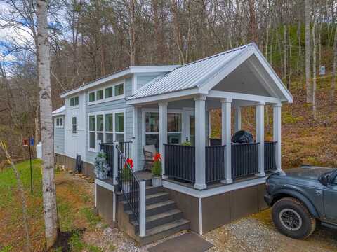 30 Little Village Way, Franklin, NC 28734