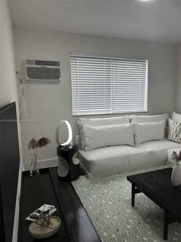 212 NW 15th St, Miami, FL 33136