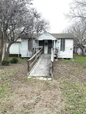 605 S Rachal Street, Sinton, TX 78387