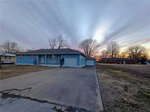 1704 Van Drive, El Dorado Springs, MO 64744