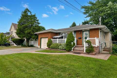 25 W Walnut Street, Farmingdale, NY 11735