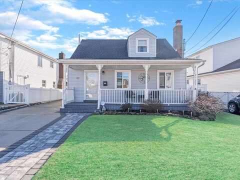 37 W Granada Avenue, Lindenhurst, NY 11757