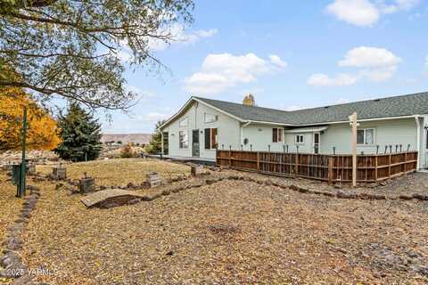 550 Red Tail Rd, Yakima, WA 98908