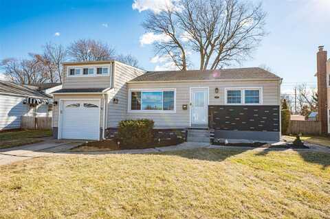 17 Parc Lane, Hicksville, NY 11801