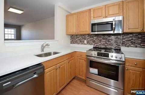 318 54th Apt 2E, West New York, NJ 07093