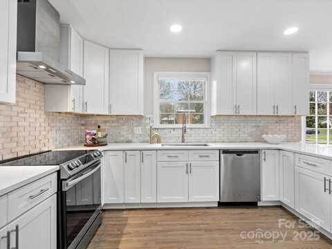 122 Lansdowne Road, Charlotte, NC 28270