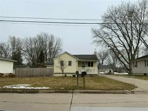 1121 N 3rd, Manchester, IA 52057