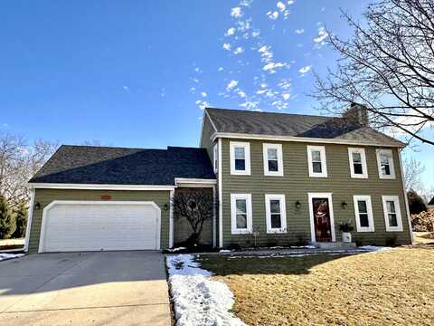 W68n438 Evergreen Blvd, Cedarburg, WI 53012