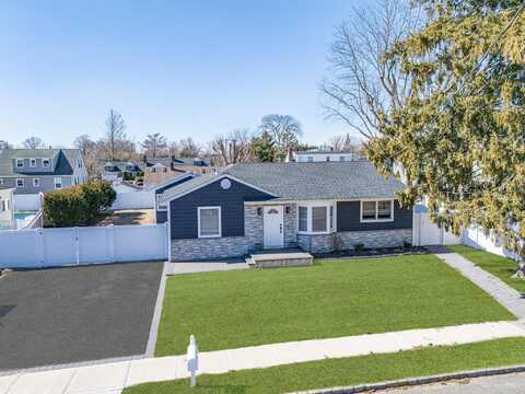 20 E Bay Drive, West Islip, NY 11795