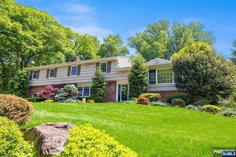 26 Kristin Place, Old Tappan, NJ 07675