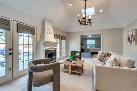 2701 Shadow Drive W, Arlington, TX 76006