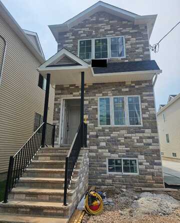 1384 Clove Rd, Staten Island, NY 10301