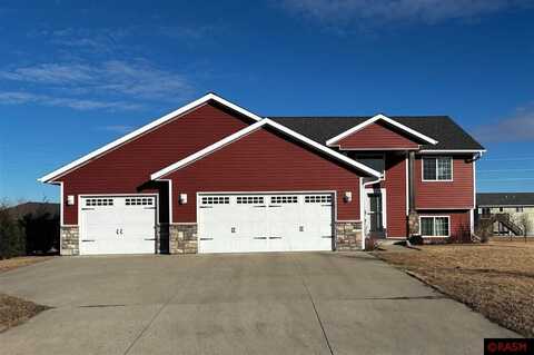 2210 Rolling Green Lane, North Mankato, MN 56003