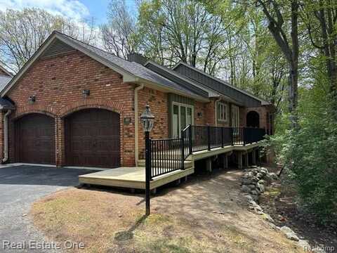 4017 Hidden Woods Drive, Bloomfield Hills, MI 48301