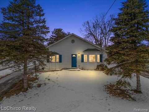 425 EAST Road, Holly, MI 48442