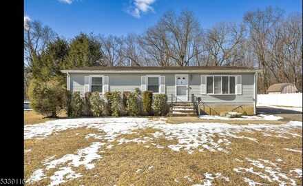 54 Grove St, Wanaque, NJ 07465