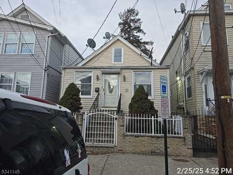 105 10th St, Passaic, NJ 07055