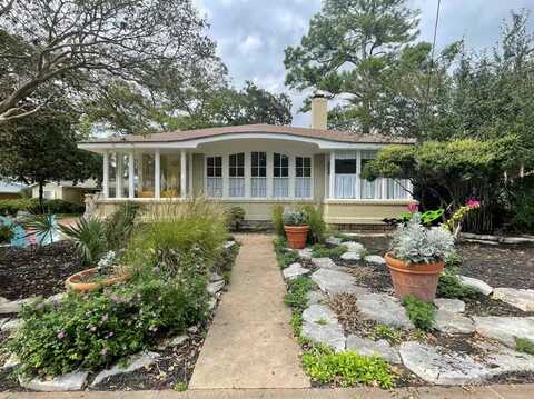408 Adams St, Fredericksburg, TX 78624
