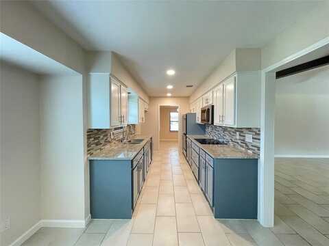 524 Davis Drive, DeSoto, TX 75115