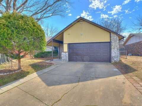 8924 E 56th Place, Tulsa, OK 74145