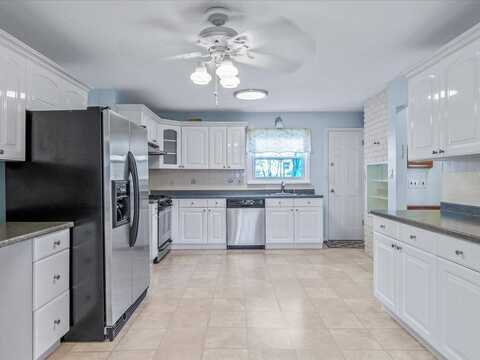 68 Graywood Rd, Port Washington, NY 11050