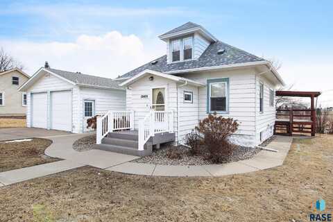 1009 3rd St, Garretson, SD 57030