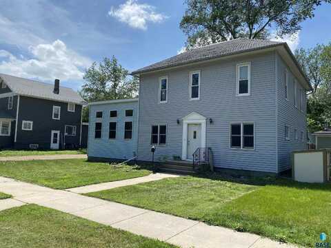 615 N Lee Ave, Madison, SD 57042