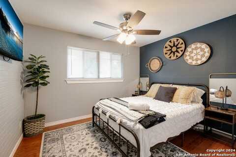 127 E SILVER SANDS DR, San Antonio, TX 78216
