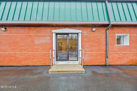 10 Valley St, Lee, MA 01238