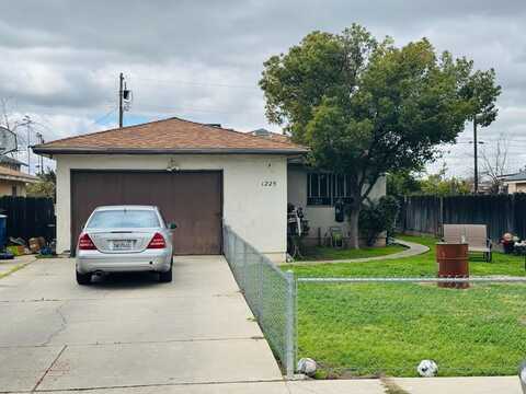 1225 P Street, Sanger, CA 93657