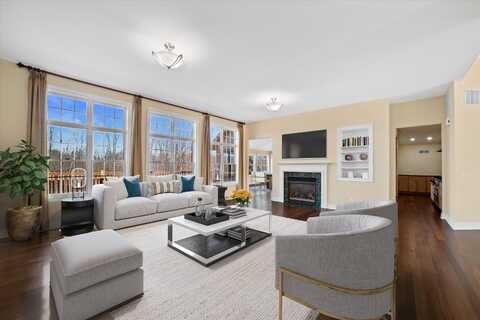 N37w22910 Wyndemere Dr, Pewaukee, WI 53072