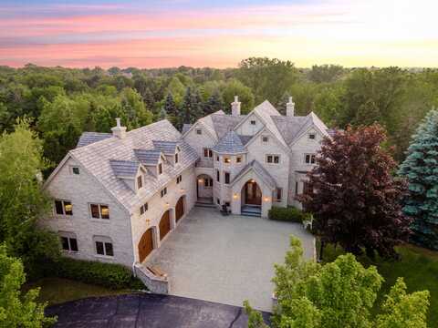 11611 N Canterbury Dr, Mequon, WI 53092