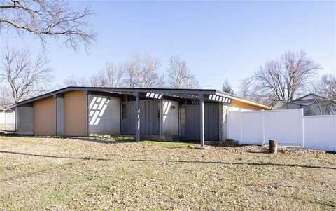 1924 E Woodland Road, Ponca City, OK 74604