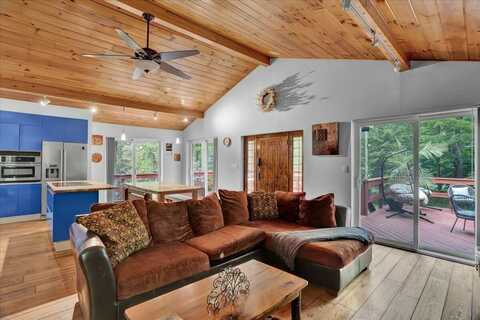 926 Sir Lionel Court, Pocono Lake, PA 18347
