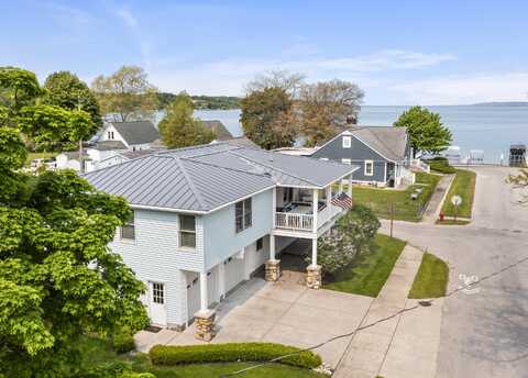87 S Center Street, Beulah, MI 49617