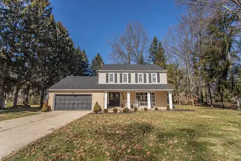 8995 Singing Hills Drive NE, Holland, OH 44484