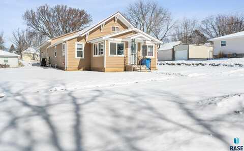 207 W 3rd St, Alcester, SD 57004