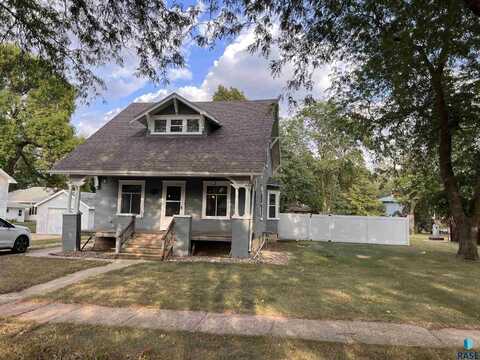 412 S Cherry St, Freeman, SD 57029