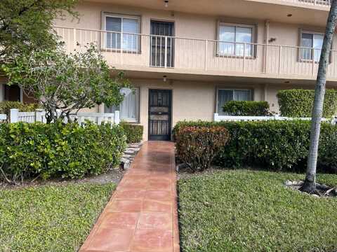 7145 Huntington Lane, Delray Beach, FL 33446